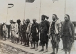 Les marins en file indienne en attendant la visite de l'Empereur.