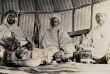 Saphi français avec deux sous commandants marocains prenants le thé