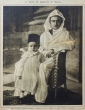 Mohammed V photographier en compagnie de son fils Hassan II