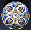 Plat en faïence polychrome