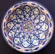 Plat en faïence polychrome