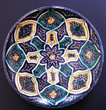 Plat en faïence polychrome