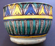 Pot à couvercle en faïence émaillée polychrome