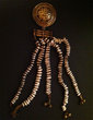 Amulette avec coquillages en forme de natte