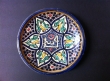 Plat en céramique polychrome avec inscription "Fès"