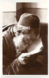 Juif lisant un livre saint à la synagogue