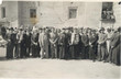 Com. juive de Fès dans la cour de l'A.I.U : Rabbi Meïr Israel; Raphaël Botbol (patissier) Yéhouda Simhon; Elie Bouhssira (photographe); R. Yédidya Monsonégo; Haïm Séréro (juge) Sabbah Elie; Aflalo