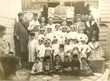 Chorale d'enfants avec Nessim Nakab à gauche jouant de la mandoline