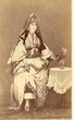 Femme en costume de fête