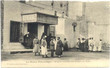 Indigènes attendant une audience du pacha.