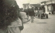 Femmes portant du bois