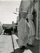 Femmes transportant des sacs