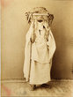 Femme portant des présents sur la tête