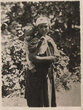 Jeune fille avec bébé sur le dos