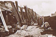Artisans travaillant des paniers