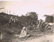 Femme au bord du chemin