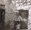 Femme juive devant sa porte au Mellah de Tahala