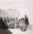 Juifs dans une pièce de la Synagogue d'Asaka