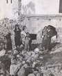 Famille de Salomon Elbaz sur les ruines de leur maison à Sefrou