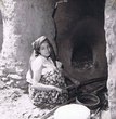Femme juive devant son four à pain à Aroumiath près de Zagora