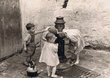 Enfants à la fontaine au Mellah de Casablanca
