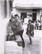 Les enfants à l'école Ozar Hatorah soutenu par JDC, se lave les lains avant le déjeuner.