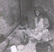 Femme distillant la Mahia à Amzrou près de Zagora