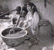 Femme distillant la Mahia à Amzrou près de Zagora
