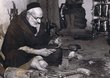 Artisan fabricant des objets en cuivre