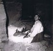 Femme juive entrain de moudre du blé dans son intérieur à Agouïn