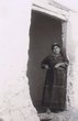 Femme juive d'Ifrane devant sa porte