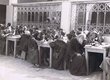 Vieillards recevant à manger dans une cantine à Marrakech