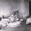 Femme juive avec ses enfants triant le grain à Demnate