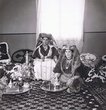 Les deux femmes légitimes de M. Torjman en tenue de fête à Erfoud