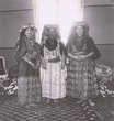 Les deux femmes légitimes de M. Torjman en tenue de fête à Erfoud