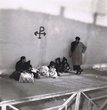 Un famille marocaine attendant l'embarquement au port de Marseille