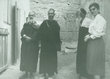 Trois hommes avec Mme Wronkers dans le Mellah de Tiznit