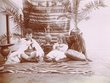 Enfants étrangers dans un costume marocain