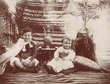 Enfants étrangers dans un costume marocain