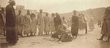 Groupe d'hommes sur une place à Meknès