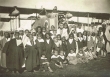 Elèves de l'école musulmane de Fès devant un avion