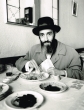 Homme juif passant à table