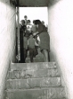 Enfants à l'entrée d'un abri au Kibboutz Hagoshrim