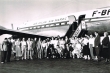 Groupe de passagers  devant un DC 4 d'Air Atlas Maroc