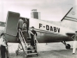 Gagnantes de concours de beauté embarquant sur un DC3 de Air Atal Maroc