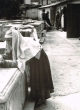 Vieille dame dans le cimetière juif à Casablanca