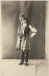 Jeune fille juive déguisée pour la fête de Pourim