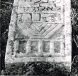 Détail du bas d'une tombe évoquant le Temple