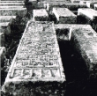 Tombe avec figuration humaine et au bas évocation du Temple