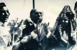 Des juifs du Maroc reçoivent le premier ministre Menachem Begin à Mimouna